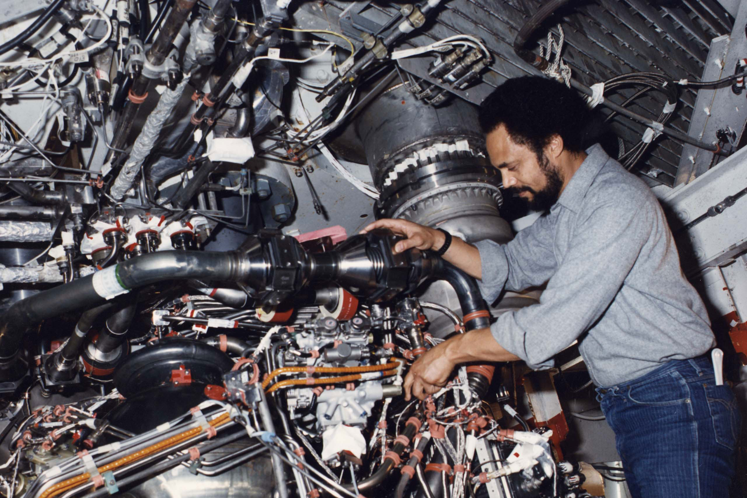 Wartung eines der Haupttriebwerke des Space Shuttles