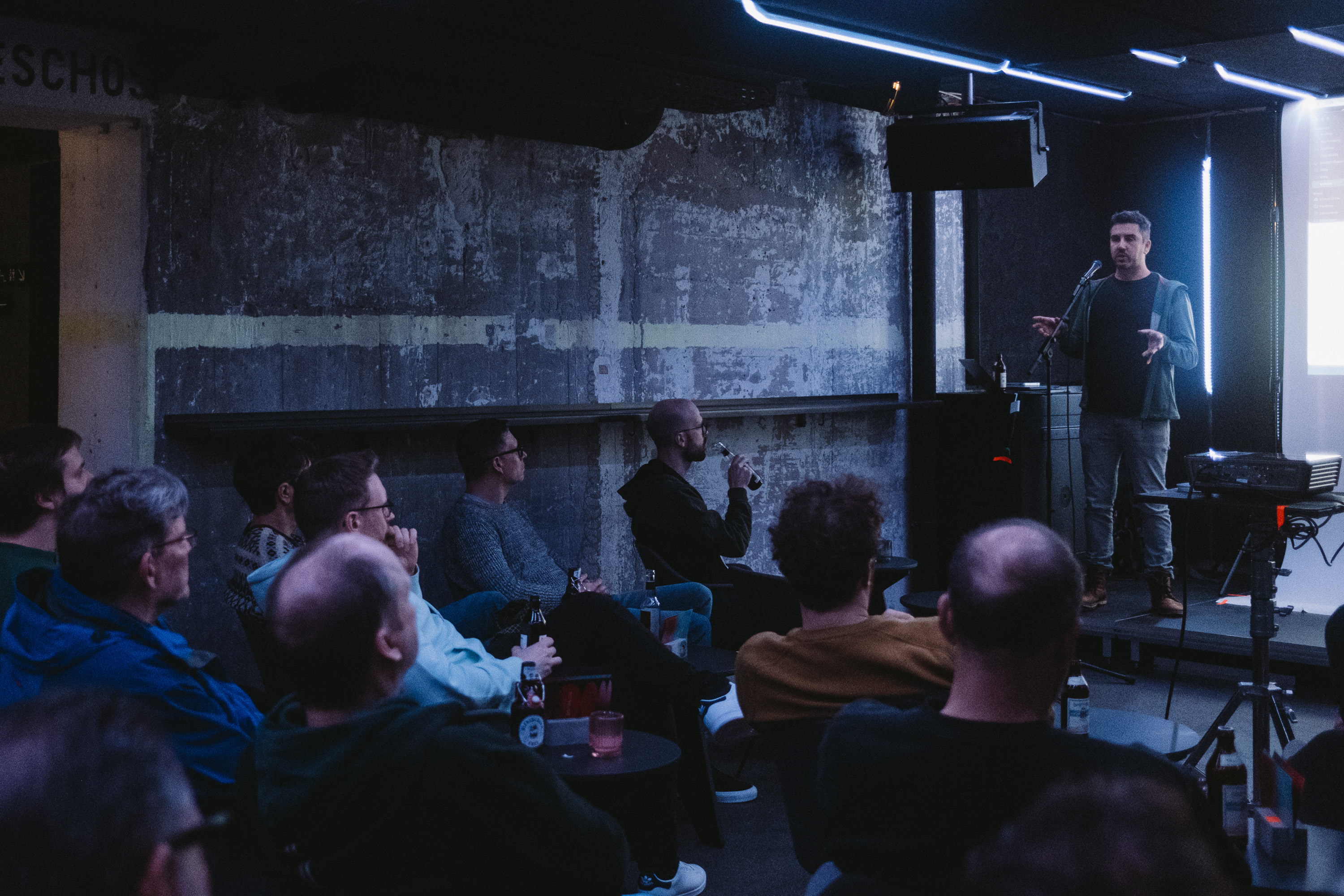 Bastian Allgeier spricht beim 1. Kirby Meetup NRW im Bilker Bunker (Dezember 2023)