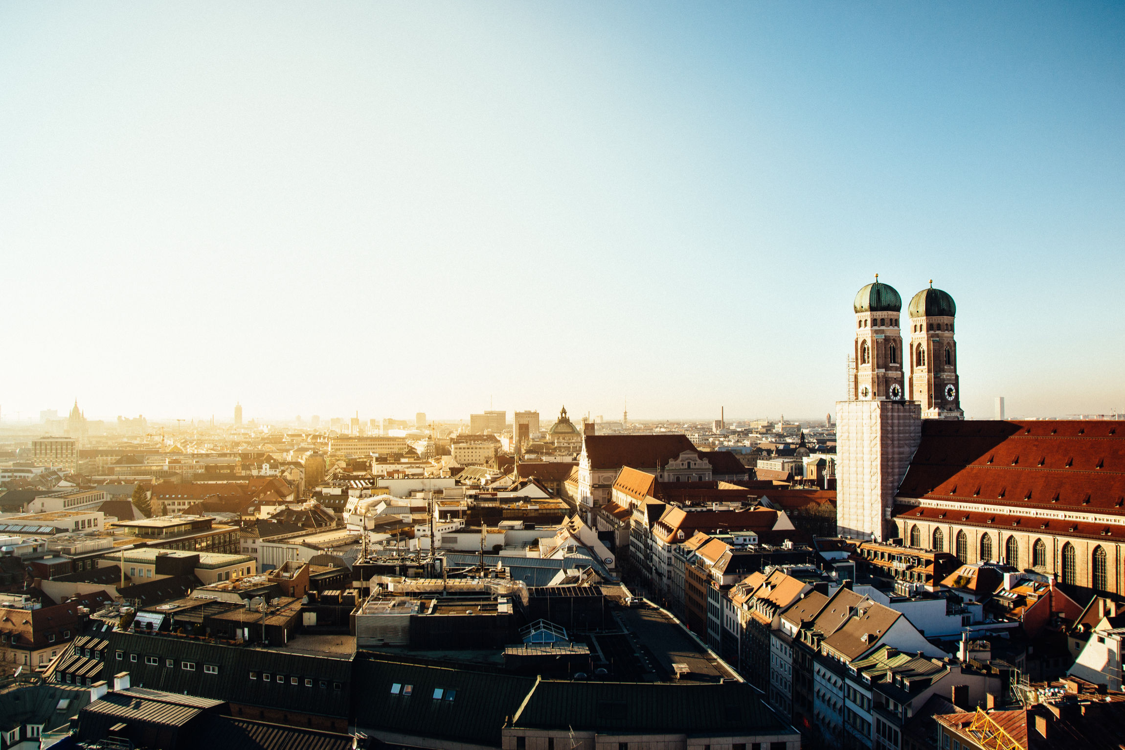Überblick über München mit Frauenkirche im Vordergrund